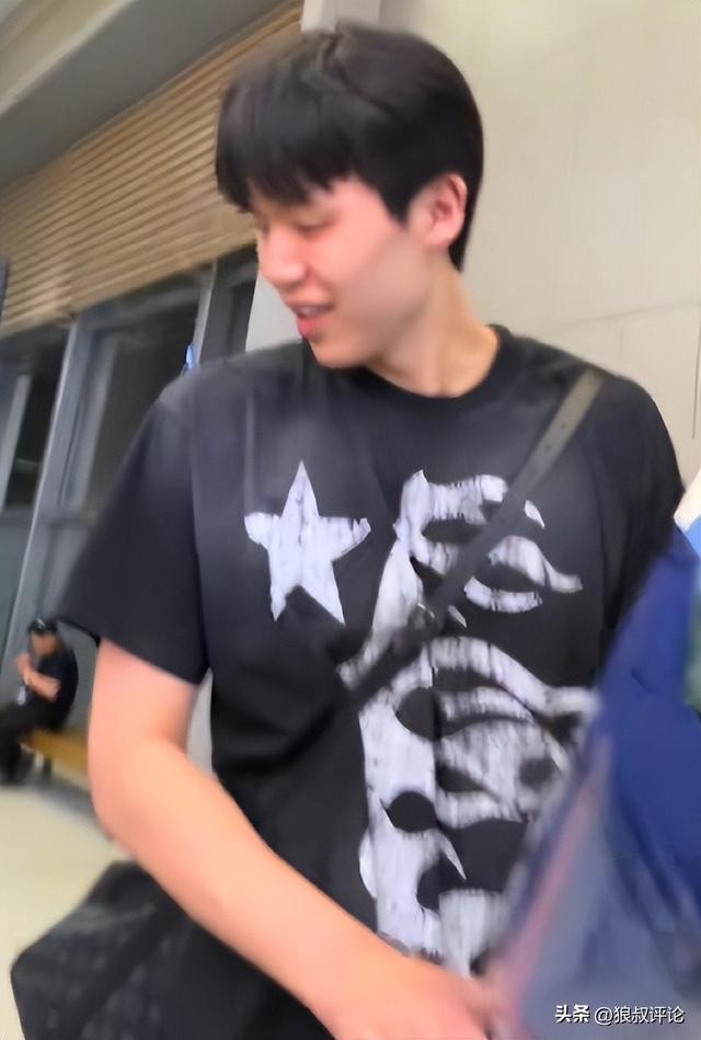 云鼎娱乐-回国备战世预赛！杨瀚森深夜落地青岛引关注 接机小球迷获合照留念